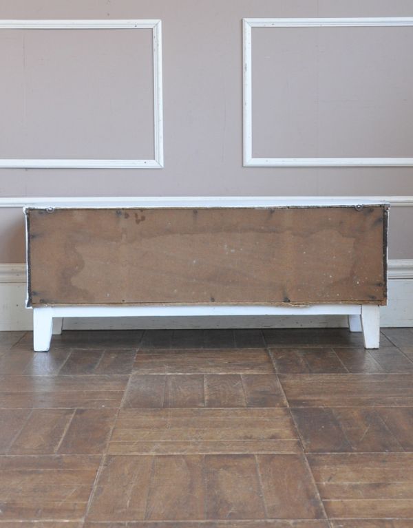 アンティークのチェスト アンティーク家具 ホワイトペイントのアンティーク家具、テレビ台に使えるローキャビネット。裏側は木肌の色です。(d-1132-f)