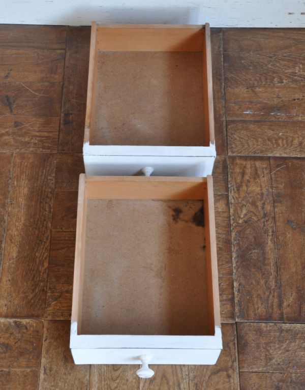 アンティークのチェスト アンティーク家具 ホワイトペイントのアンティーク家具、テレビ台に使えるローキャビネット。引き出しは2杯。(d-1132-f)