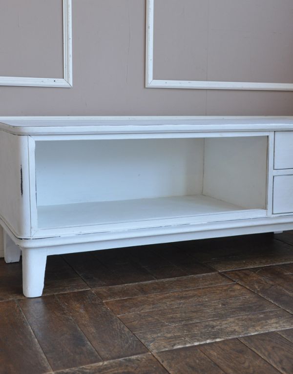 アンティークのチェスト アンティーク家具 ホワイトペイントのアンティーク家具、テレビ台に使えるローキャビネット。内側はキレイな状態です。(d-1132-f)