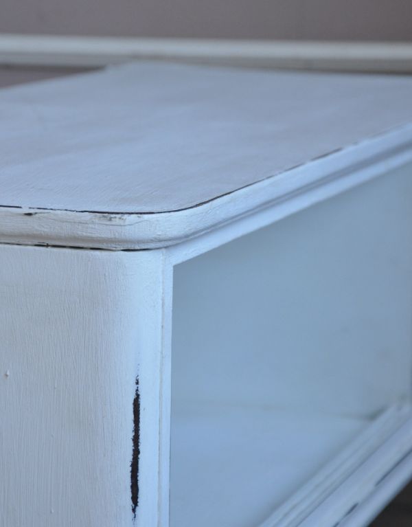 アンティークのチェスト アンティーク家具 ホワイトペイントのアンティーク家具、テレビ台に使えるローキャビネット。専門の職人によってお直ししていますが、アンティークは新品ではありません。(d-1132-f)