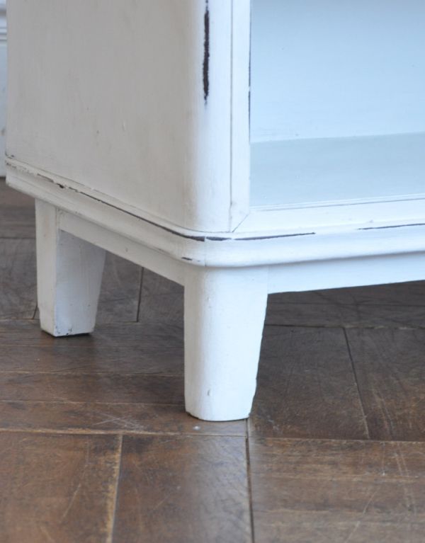 アンティークのチェスト アンティーク家具 ホワイトペイントのアンティーク家具、テレビ台に使えるローキャビネット。しっかりとした安定感があります。(d-1132-f)