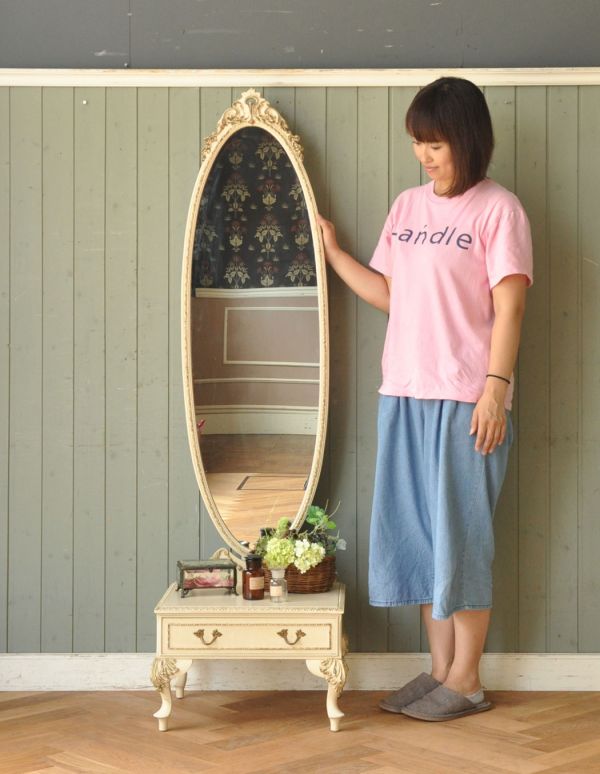 サイドバイサイド アンティーク家具 ドレッサーとして使えるアンティーク家具、大きなアイボリーのスタンドミラー(姿見)。玄関、寝室、ウォークインクローゼットなど色々な場所で大活躍してくれます。(d-1134-f)