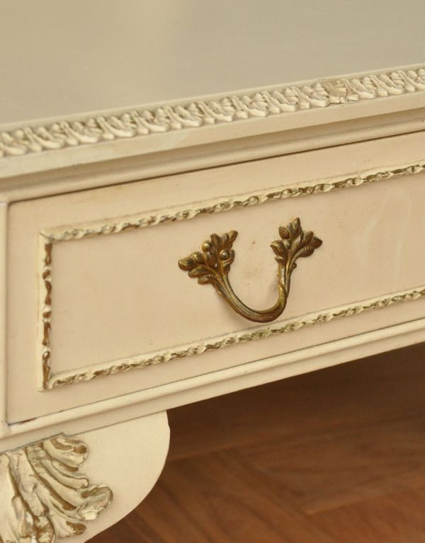 サイドバイサイド アンティーク家具 ドレッサーとして使えるアンティーク家具、大きなアイボリーのスタンドミラー(姿見)。引き出しの取っ手は蔦のような凝ったデザイン。(d-1134-f)