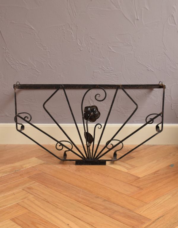 ウォールシェルフ・ウォールハンガー　アンティーク家具　薔薇が付いたアイアン製アンティークのホールハンガーフック（ウォールハンガー）。アンティークは新品ではないので、経年変化によるキズはありますが、専門の職人によって目立たないようにキレイにお直しをしています。(d-1139-f)