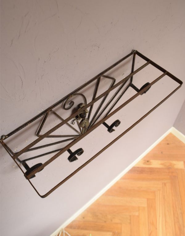 ウォールシェルフ・ウォールハンガー　アンティーク家具　薔薇が付いたアイアン製アンティークのホールハンガーフック（ウォールハンガー）。バスケットやボックスを置いたり、本を重ねて置いて洋書の様なディスプレイを楽しんでもお洒落です。(d-1139-f)