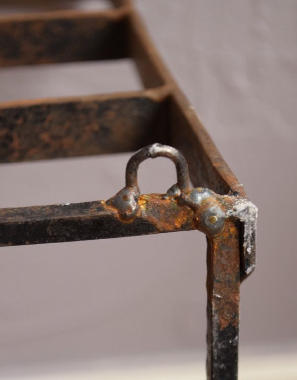 ウォールシェルフ・ウォールハンガー　アンティーク家具　薔薇が付いたアイアン製アンティークのホールハンガーフック（ウォールハンガー）。壁に取り付ける用の金具が付いています。(d-1139-f)