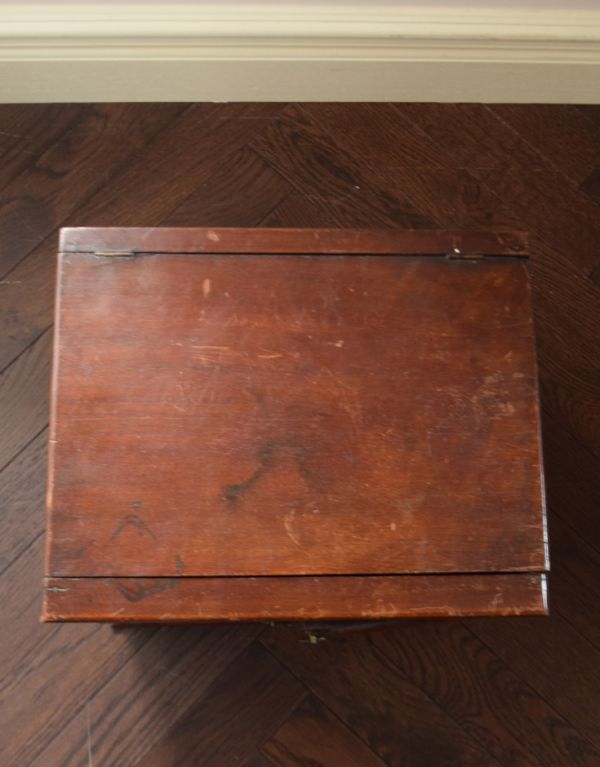 ウォールシェルフ・ウォールハンガー アンティーク家具 引き出しも扉も付いた、キレイなお花のアンティークスモールキャビネット。天板もお直ししてあります。(d-1141-f)