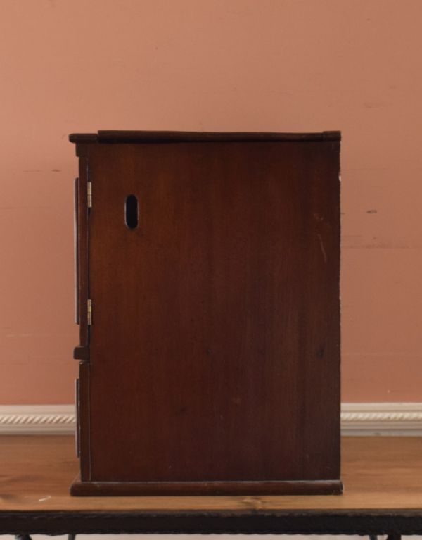 ウォールシェルフ・ウォールハンガー アンティーク家具 引き出しも扉も付いた、キレイなお花のアンティークスモールキャビネット。横から見るとこんな感じです。(d-1141-f)