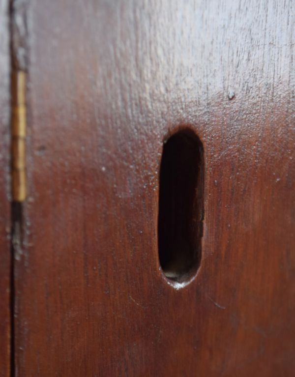 ウォールシェルフ・ウォールハンガー アンティーク家具 引き出しも扉も付いた、キレイなお花のアンティークスモールキャビネット。穴が開いています。(d-1141-f)