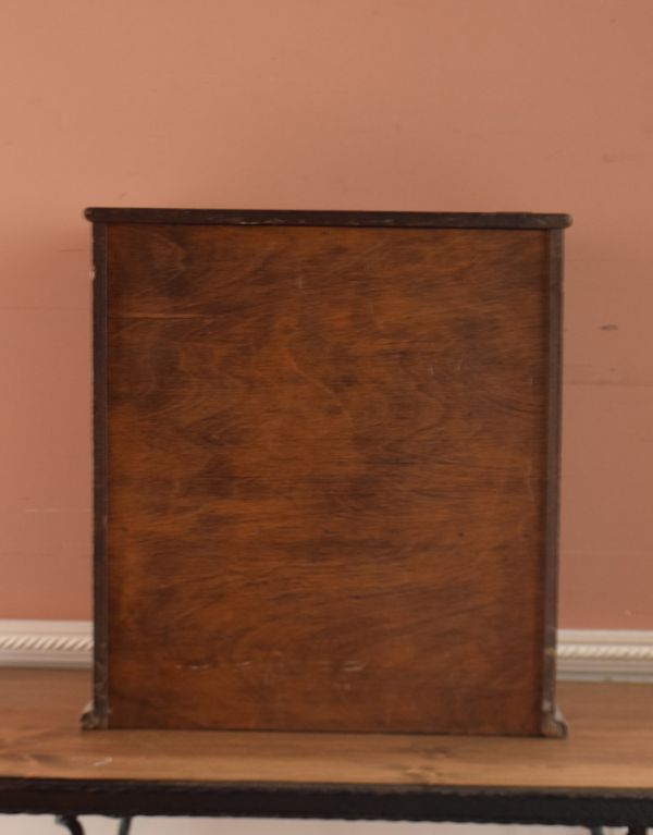 ウォールシェルフ・ウォールハンガー アンティーク家具 引き出しも扉も付いた、キレイなお花のアンティークスモールキャビネット。きちんとメンテナンスしてあるので、裏側もキレイです。(d-1141-f)