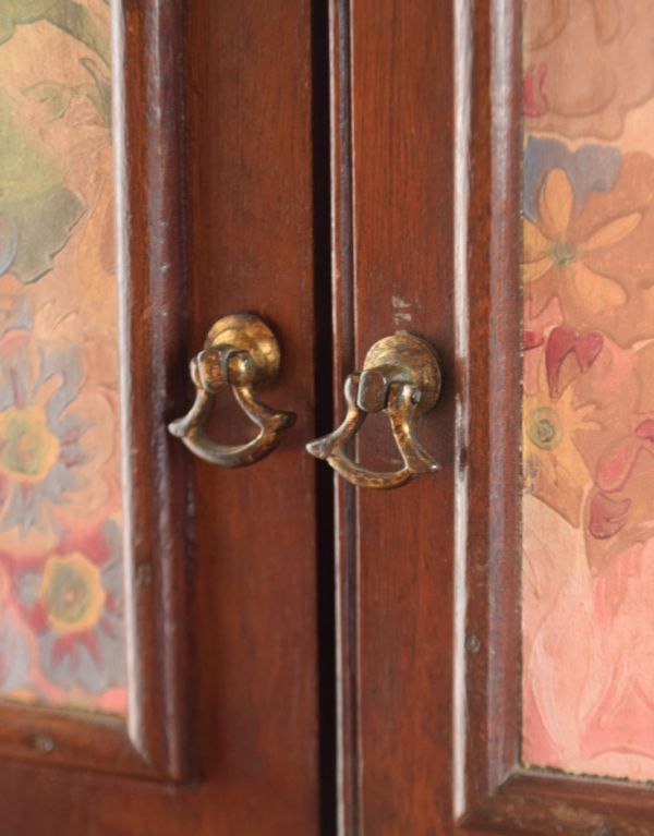 ウォールシェルフ・ウォールハンガー アンティーク家具 引き出しも扉も付いた、キレイなお花のアンティークスモールキャビネット。引き出しとお揃いの取っ手が付いています。(d-1141-f)