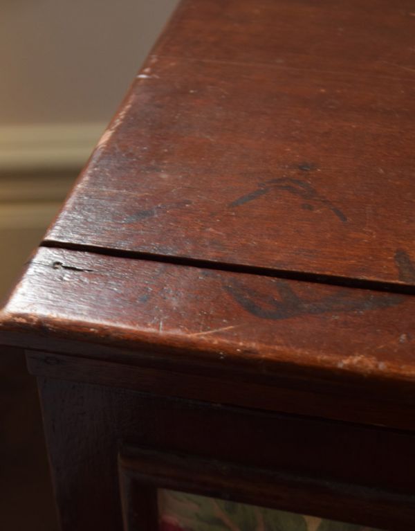 ウォールシェルフ・ウォールハンガー アンティーク家具 引き出しも扉も付いた、キレイなお花のアンティークスモールキャビネット。アンティークは新品ではないので、経年変化によるキズはありますが、専門の職人によって目立たないようにキレイにお直しをしています。(d-1141-f)