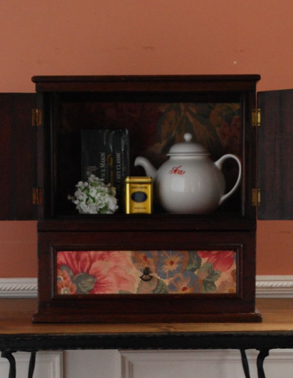 ウォールシェルフ・ウォールハンガー アンティーク家具 引き出しも扉も付いた、キレイなお花のアンティークスモールキャビネット。中までお花の模様なので、扉を開けたままディスプレイを楽しむ事もオススメです。(d-1141-f)