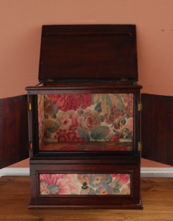 ウォールシェルフ・ウォールハンガー アンティーク家具 引き出しも扉も付いた、キレイなお花のアンティークスモールキャビネット。エレガントな花柄の布地が張ってあります。(d-1141-f)