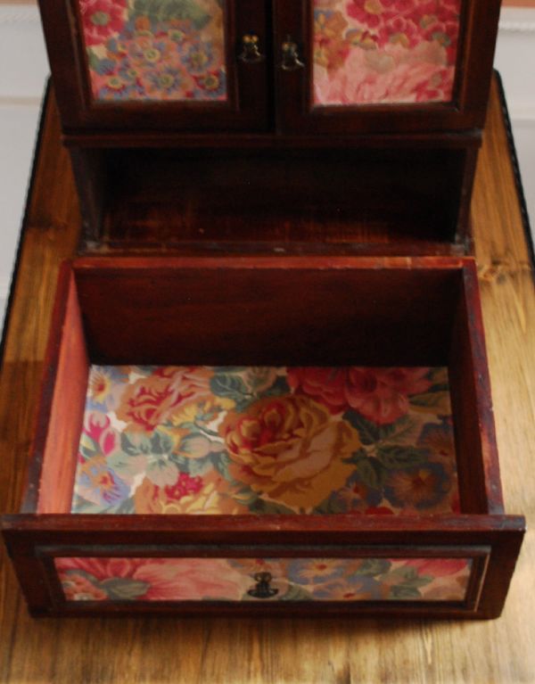 ウォールシェルフ・ウォールハンガー アンティーク家具 引き出しも扉も付いた、キレイなお花のアンティークスモールキャビネット。内側もきれいに仕上がっています。(d-1141-f)