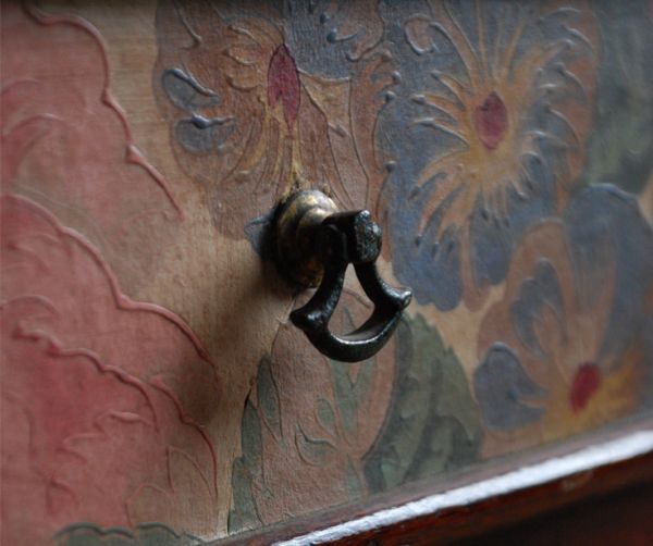 ウォールシェルフ・ウォールハンガー アンティーク家具 引き出しも扉も付いた、キレイなお花のアンティークスモールキャビネット。引き出しにも可愛い取っ手が付いています。(d-1141-f)