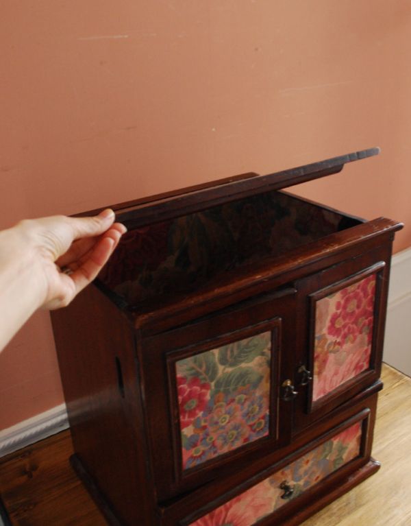 ウォールシェルフ・ウォールハンガー アンティーク家具 引き出しも扉も付いた、キレイなお花のアンティークスモールキャビネット。天板も開く使用で作られています。(d-1141-f)