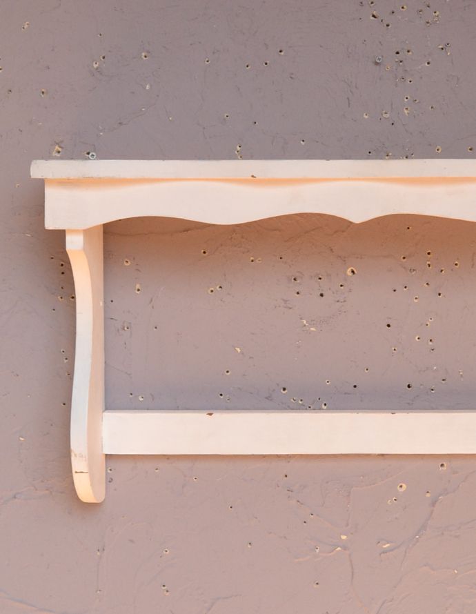 ハンドルアンティークスタイル　アンティーク家具　アンティークの小さな壁付け家具、フレンチスタイルのアンティークウォールシェルフ。殺風景になりがちな白い壁のお部屋が、明るくてお洒落な印象に！リビング、廊下、階段、子ども部屋・・・どこに付けようかな？【 全体 】幅58.5×奥行13.5×高さ33cm。(d-1142-f-1)