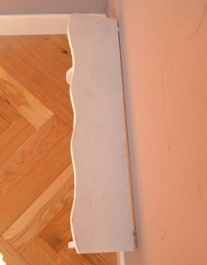 ハンドルアンティークスタイル　アンティーク家具　アンティークの小さな壁付け家具、フレンチスタイルのアンティークウォールシェルフ。天板付きなので、写真立てや絵を飾ってもステキですよ。(d-1142-f-1)