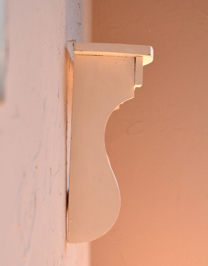 ハンドルアンティークスタイル　アンティーク家具　アンティークの小さな壁付け家具、フレンチスタイルのアンティークウォールシェルフ。サイドから見てもキレイなカッティングです。(d-1142-f-1)