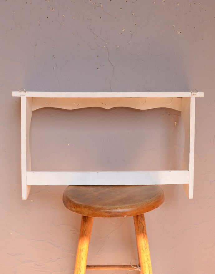 ハンドルアンティークスタイル　アンティーク家具　アンティークの小さな壁付け家具、フレンチスタイルのアンティークウォールシェルフ。きちんとメンテナンスしてあるので、裏側もキレイです。(d-1142-f-1)