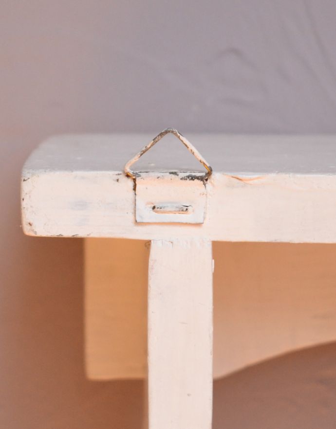 ハンドルアンティークスタイル　アンティーク家具　アンティークの小さな壁付け家具、フレンチスタイルのアンティークウォールシェルフ。壁に取り付ける用の金具が付いています。(d-1142-f-1)