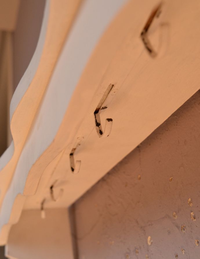 ハンドルアンティークスタイル　アンティーク家具　アンティークの小さな壁付け家具、フレンチスタイルのアンティークウォールシェルフ。棚の下には、フックが5個付いています。(d-1142-f-1)