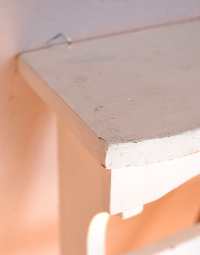 ハンドルアンティークスタイル　アンティーク家具　アンティークの小さな壁付け家具、フレンチスタイルのアンティークウォールシェルフ。アンティークは新品ではないので、経年変化によるキズはありますが、専門の職人によって目立たないようにキレイにお直しをしています。(d-1142-f-1)