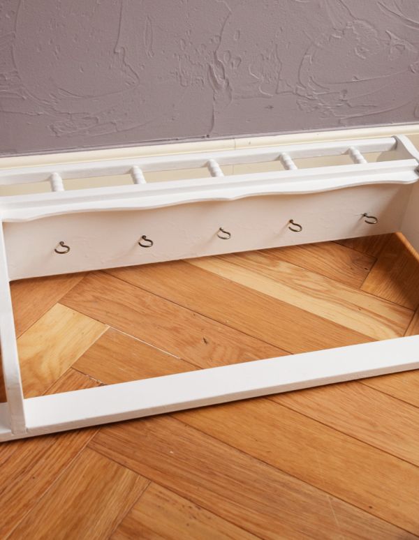 ウォールシェルフ・ウォールハンガー アンティーク家具 フックがたくさん付いたアンティークウォールシェルフ(スパイスラック)。フックは5個付いています。(d-1143-f)