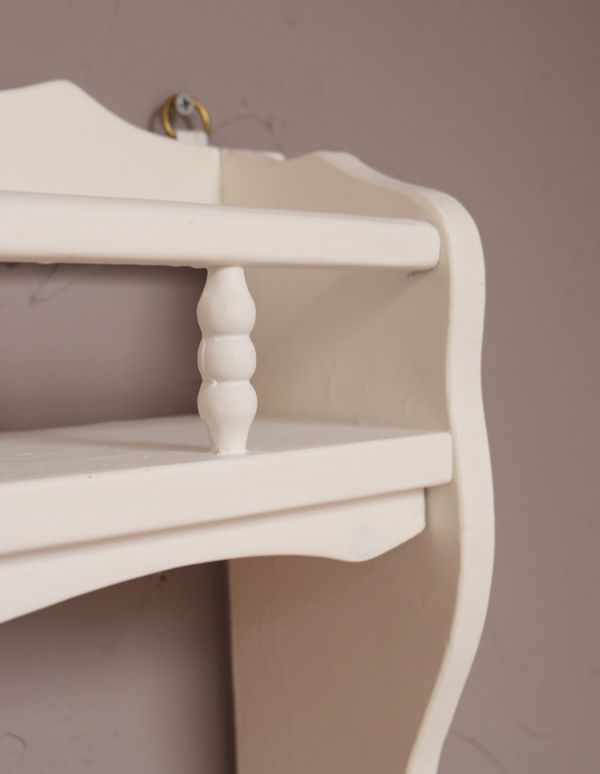 ウォールシェルフ・ウォールハンガー アンティーク家具 フックがたくさん付いたアンティークウォールシェルフ(スパイスラック)。フランスらしい装飾が素敵です。(d-1143-f)