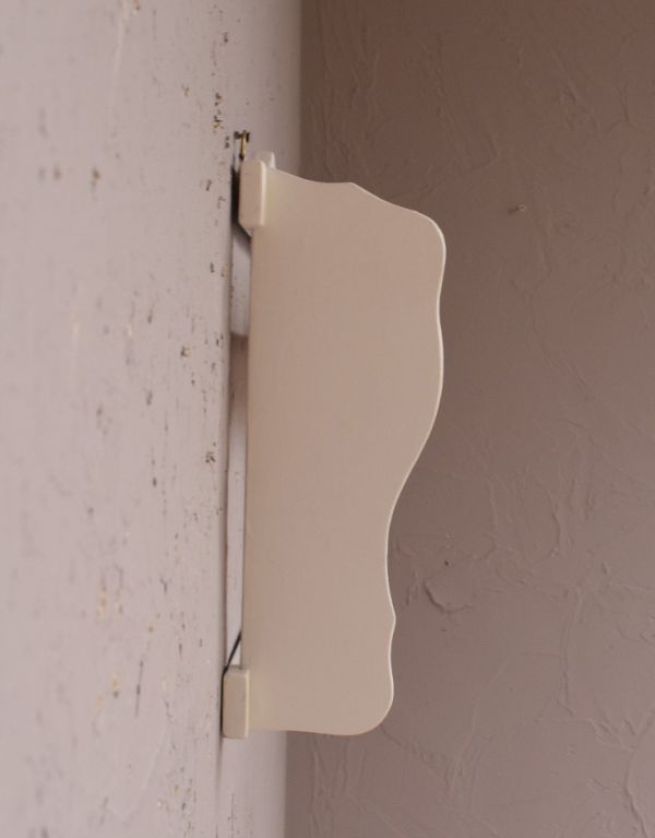 ウォールシェルフ・ウォールハンガー アンティーク家具 フックがたくさん付いたアンティークウォールシェルフ(スパイスラック)。殺風景になりがちな白い壁のお部屋が、明るくてお洒落な印象に!リビング、廊下、階段、子ども部屋・・・どこに付けようかな?。(d-1143-f)