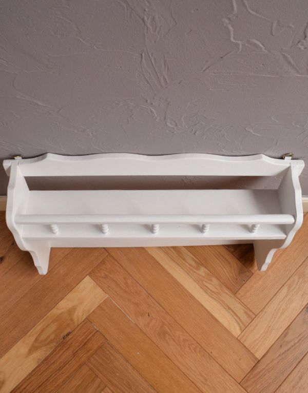 ウォールシェルフ・ウォールハンガー アンティーク家具 フックがたくさん付いたアンティークウォールシェルフ(スパイスラック)。棚の上には調味料を棚に並べて、フックにはバッグやエプロン掛けに重宝します。(d-1143-f)