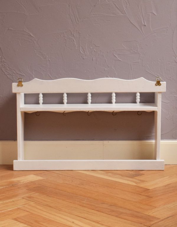 ウォールシェルフ・ウォールハンガー アンティーク家具 フックがたくさん付いたアンティークウォールシェルフ(スパイスラック)。きちんとメンテナンスしてあるので、裏側もキレイです。(d-1143-f)