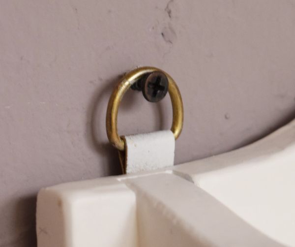 ウォールシェルフ・ウォールハンガー アンティーク家具 フックがたくさん付いたアンティークウォールシェルフ(スパイスラック)。壁に取り付ける用の金具が付いています。(d-1143-f)