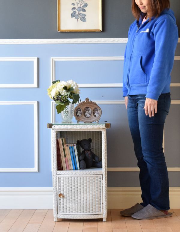 ロイドルーム アンティーク家具 アンティークのロイドルーム家具、ホワイトペイントのベッドサイドキャビネット。場所もとらないので、お部屋の空いたスペースに置いてみて下さい。(d-1145-f)