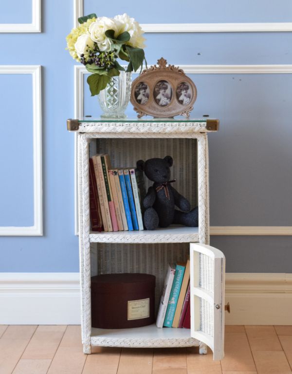 ロイドルーム アンティーク家具 アンティークのロイドルーム家具、ホワイトペイントのベッドサイドキャビネット。オープン棚には、読みかけの本やティッシュボックスを。(d-1145-f)