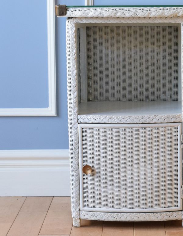 ロイドルーム アンティーク家具 アンティークのロイドルーム家具、ホワイトペイントのベッドサイドキャビネット。オープン棚にはよく使う雑貨を。(d-1145-f)