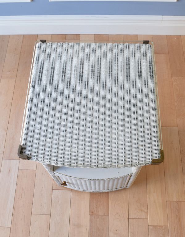 ロイドルーム アンティーク家具 アンティークのロイドルーム家具、ホワイトペイントのベッドサイドキャビネット。天板のガラスもキレイな状態です。(d-1145-f)