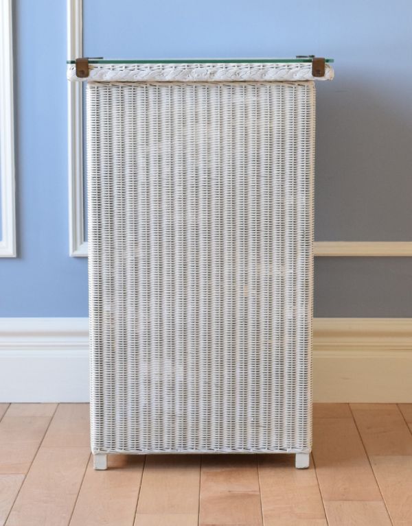 ロイドルーム アンティーク家具 アンティークのロイドルーム家具、ホワイトペイントのベッドサイドキャビネット。後ろもきれいに仕上がっています。(d-1145-f)