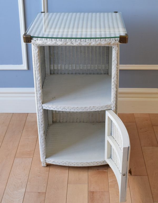 ロイドルーム アンティーク家具 アンティークのロイドルーム家具、ホワイトペイントのベッドサイドキャビネット。中もとってもキレイなので、実用的になんでも入れて頂けます。(d-1145-f)