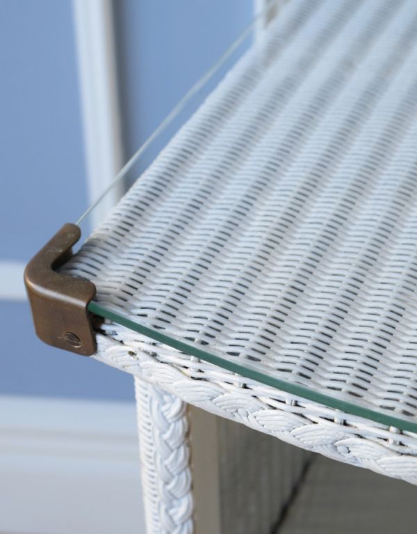 ロイドルーム アンティーク家具 アンティークのロイドルーム家具、ホワイトペイントのベッドサイドキャビネット。天板のガラス板は、しっかりと金具で固定されているので、安定感があります。(d-1145-f)