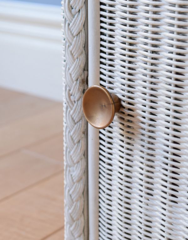 ロイドルーム アンティーク家具 アンティークのロイドルーム家具、ホワイトペイントのベッドサイドキャビネット。扉には、真ん丸で可愛い取っ手がついています。(d-1145-f)