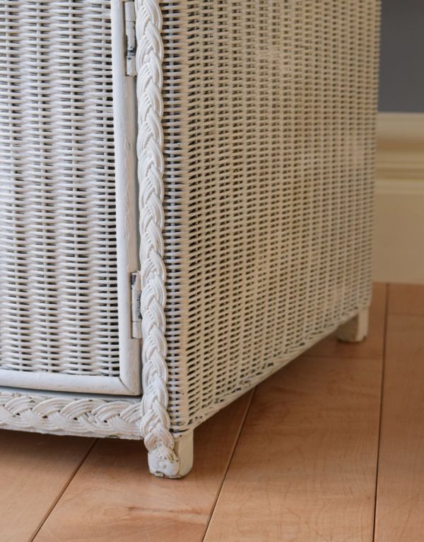 ロイドルーム アンティーク家具 アンティークのロイドルーム家具、ホワイトペイントのベッドサイドキャビネット。可愛らしい小さな脚がしっかりとキャビネットを支えてくれます。(d-1145-f)