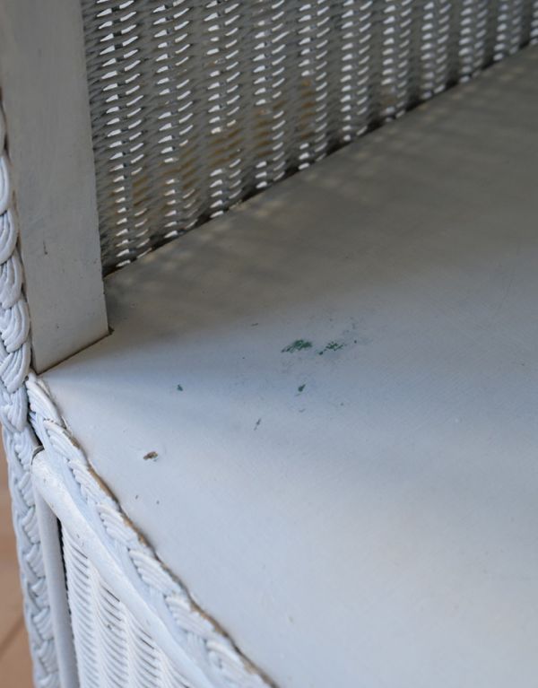 ロイドルーム アンティーク家具 アンティークのロイドルーム家具、ホワイトペイントのベッドサイドキャビネット。アンティークは新品ではないので、経年変化によるキズはありますが、専門の職人によって目立たないようにキレイにお直しをしています。(d-1145-f)