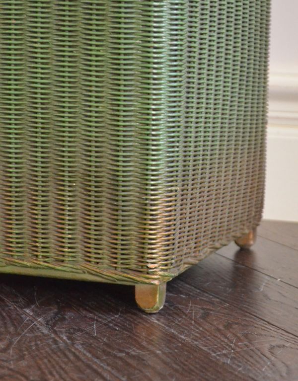 ロイドルーム　アンティーク家具　イギリスのアンティークの家具、ロイドルームランドリーボックス（グリーン）。底もしっかりとした安定感があります。(d-1146-f)