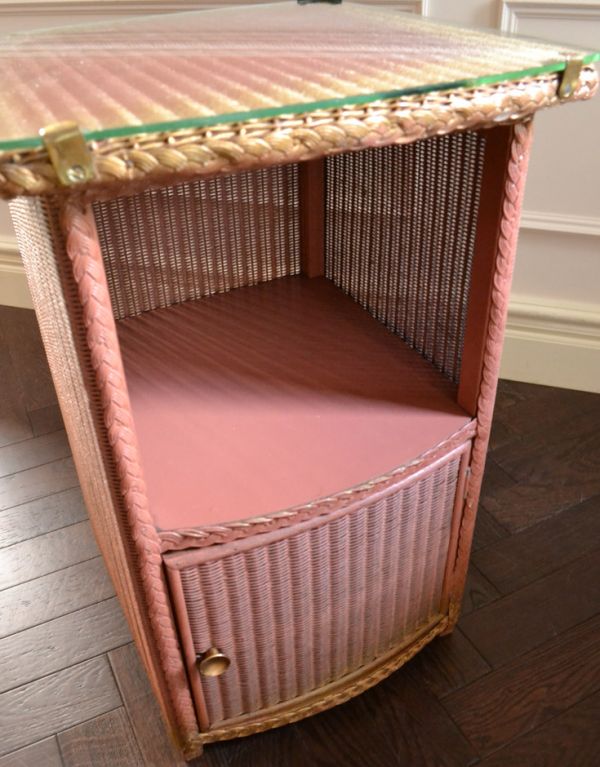 ロイドルーム　アンティーク家具　イギリスのアンティークの家具、ピンクのロイドルームベッドサイドキャビネット。オープン棚にはよく使う雑貨を。(d-1147-f)