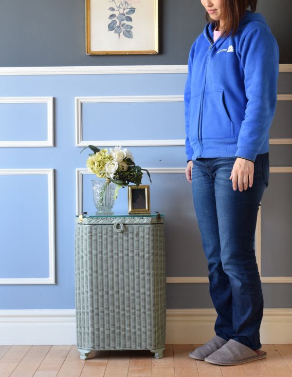 ロイドルーム　アンティーク家具　イギリスのアンティークの家具、ガラス天板が付いたロイドルームのランドリーボックス。場所もとらないので、お部屋の空いたスペースに置いてみて下さい。(d-1148-f)