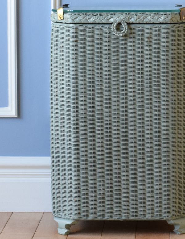 ロイドルーム　アンティーク家具　イギリスのアンティークの家具、ガラス天板が付いたロイドルームのランドリーボックス。籐と違って裂けやきしみもなく、湿気にも強いんです。(d-1148-f)