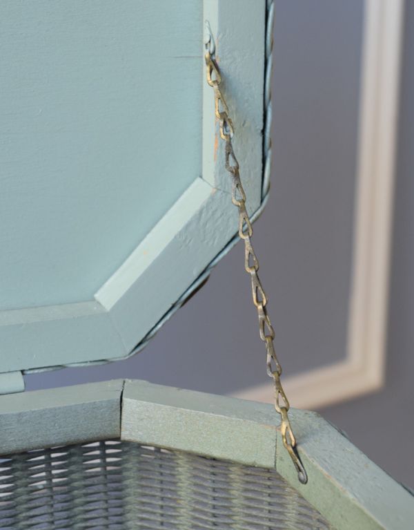 ロイドルーム　アンティーク家具　イギリスのアンティークの家具、ガラス天板が付いたロイドルームのランドリーボックス。チェーンでつないでいるので安心です。(d-1148-f)