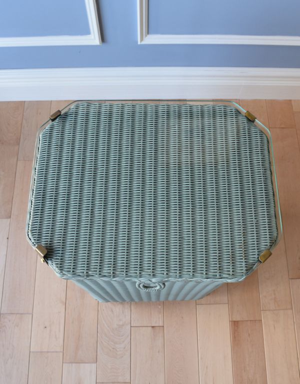 ロイドルーム　アンティーク家具　イギリスのアンティークの家具、ガラス天板が付いたロイドルームのランドリーボックス。天板のガラスもキレイな状態です。(d-1148-f)